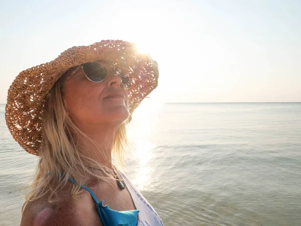 Retrato Mulher Idosa Loira Chapéu Óculos Sol Praia Brilho Solar — Fotografia de Stock