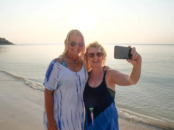 Mulheres Idosas Engraçadas Fazendo Selfie Smartphone Praia Pôr Sol — Fotografia de Stock