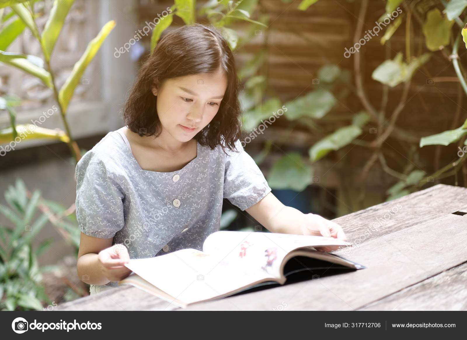 Взрослые девочки читать. Молодежь и книга. Фотосессия в библиотеке. Чтение книг. Подростки в библиотеке.