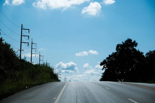 Στον αυτοκινητόδρομο road και μπλε ουρανό — Φωτογραφία Αρχείου