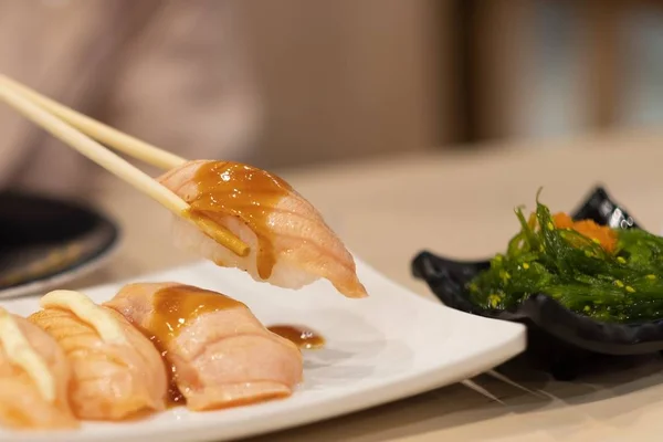 Sushi de salmão no restaurante japonês — Fotografia de Stock