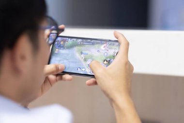 Iphone 11 Pro, Bangkok, Tayland, 16 Kasım 2019 'da cep telefonu oyunu oynayan bir çocuk.