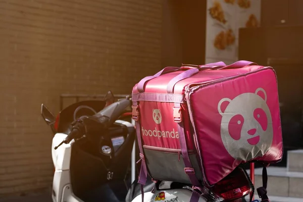 Food panda is food delivery service in Bangkok city, Tajlandia, 15 lis 2019 — Zdjęcie stockowe