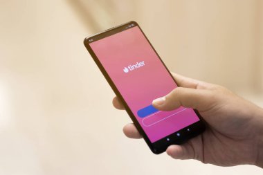 Tinder uygulamasını akıllı telefonlarda kullanan bir adam, Bangkok, Tayland, 26 Kasım 2019