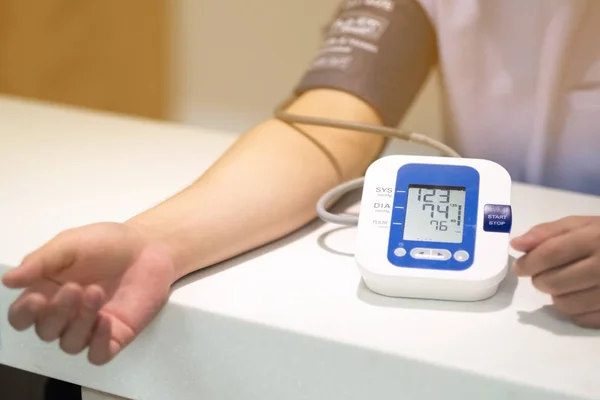 Nővér ellenőrizze a vérnyomást beteg kórházban — Stock Fotó