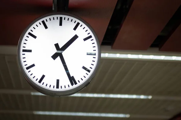 Fekete-fehér óra a vasútállomáson — Stock Fotó