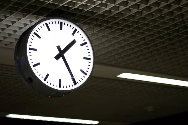 Fekete-fehér óra a vasútállomáson — Stock Fotó