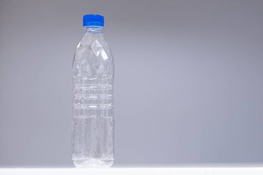 Beyaz masadaki plastik şişeleri geri dönüştür 