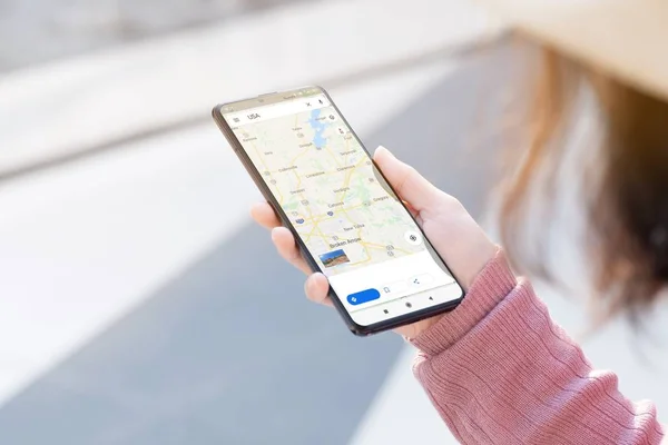 Uma garota viajante usou o Google Map para pesquisar o hotel nos EUA, 09 de dezembro de 2019 — Fotografia de Stock