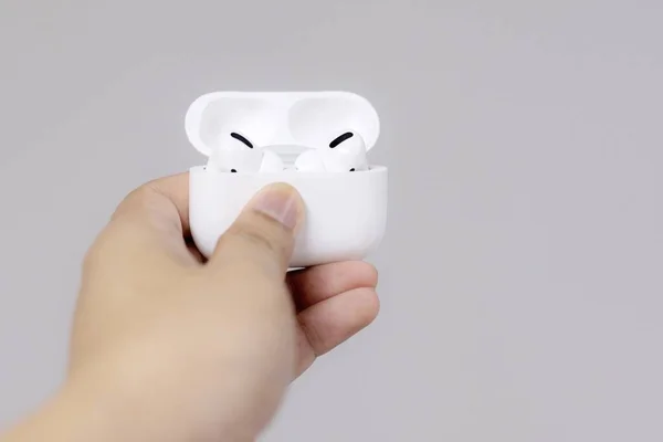 De nieuwe Apple Air Pod Pro bij de hand, Bangkok, Thailand, 13 dec 2019 — Stockfoto