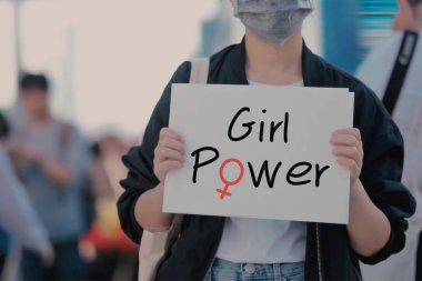 Beyaz kağıt tutan Asyalı kadınlar ve kağıt üzerinde Kız iktidar metni, feminizm hareketi 