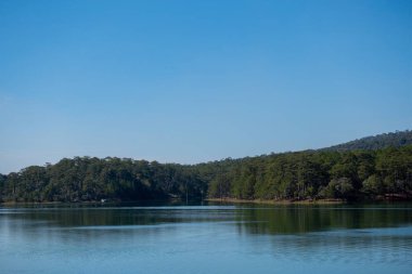 Doğal manzara, göl ve dağlar. 
