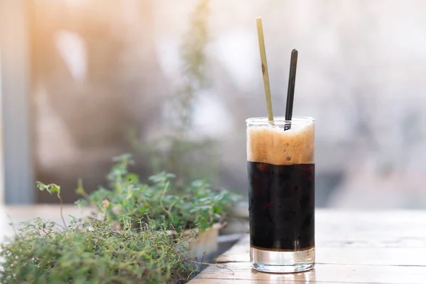 A glass of ice americano in coffee cafe — Stock Photo, Image