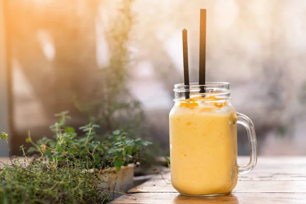 Mangga segar smoothie di kafe — Stok Foto