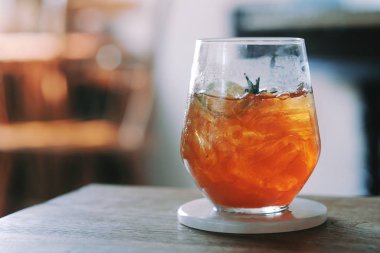 Kafede bir bardak buzlu çay. 