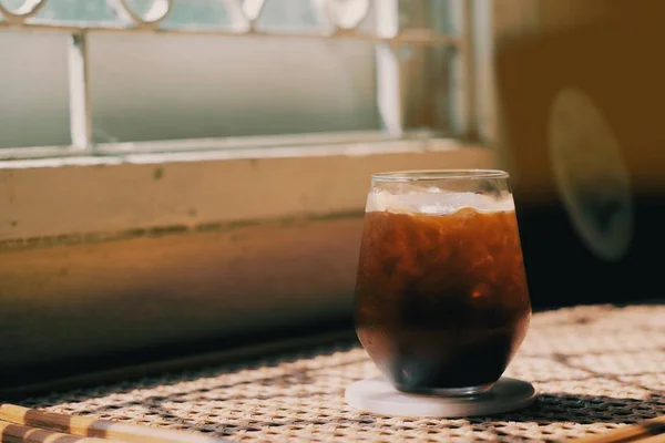 Стакан льда американо в кафе — стоковое фото