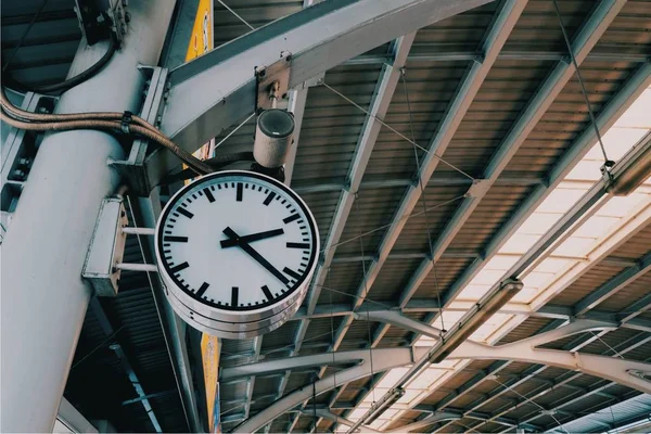 Nagy óra a vasútállomáson. — Stock Fotó