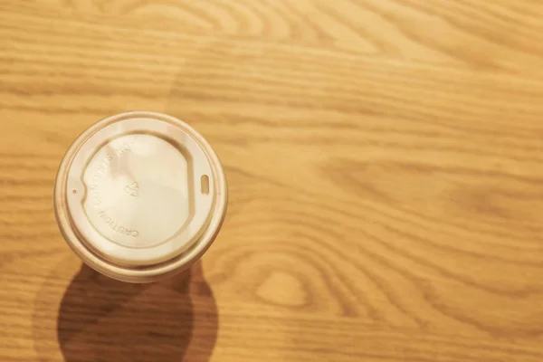 Tampilan teratas Cangkir kertas daur ulang di kafe kopi — Stok Foto