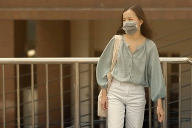 Asyalı kadınlar Başbakan 2.5 kirliliğini korumak için maske takıyor
