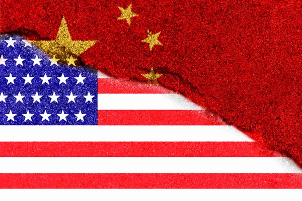 Usa і China Flag on grunge wall texture background, Usa and China Trade War Background концепт — стокове фото