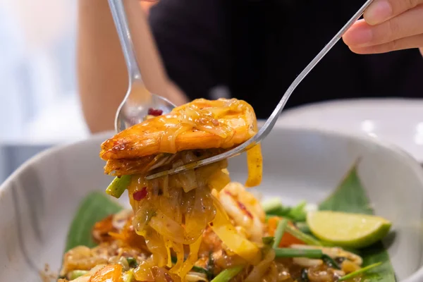 Almofada macarrão tailandês com camarão, comida de rua tailandesa — Fotografia de Stock
