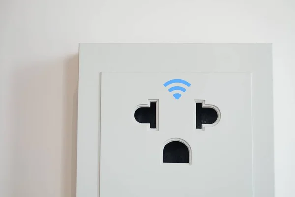 Weiße Wifi-Steckdose an der Wand — Stockfoto