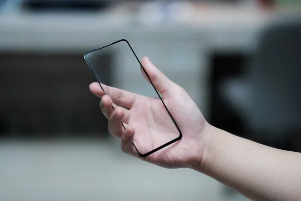 Пустые очки в руке человека, концепция будущего смартфона — стоковое фото