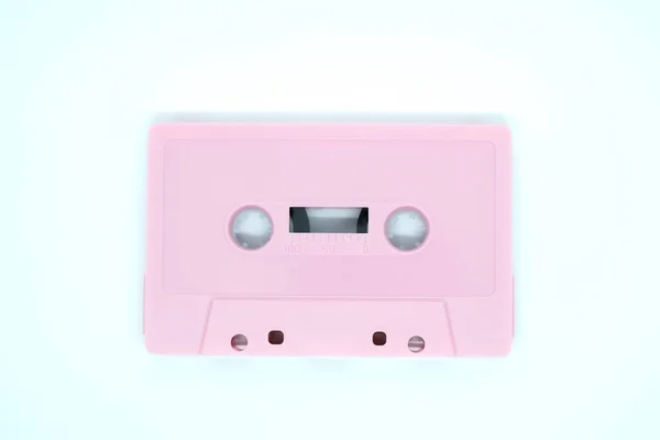 Рожева стрічка касети ізольована на білому тлі — стокове фото