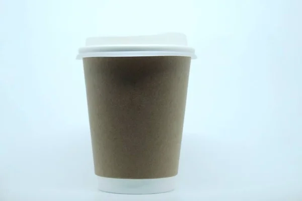 Recyklovat papírové kávy hrnek izolace na bílém pozadí — Stock fotografie