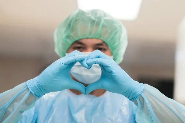 Lekarz nosi kombinezon, by chronić Coronavirus. — Zdjęcie stockowe