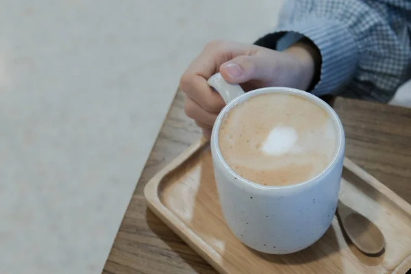 Seorang gadis minum teh susu panas di kafe — Stok Foto