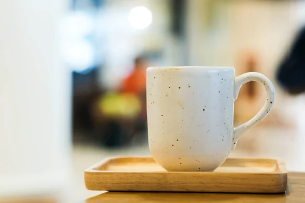 Cangkir kopi keramik putih di kafe — Stok Foto