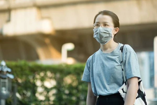 Asiatiska Resenärer Flicka Med Medicinsk Ansiktsmask För Att Skydda Covid — Stockfoto