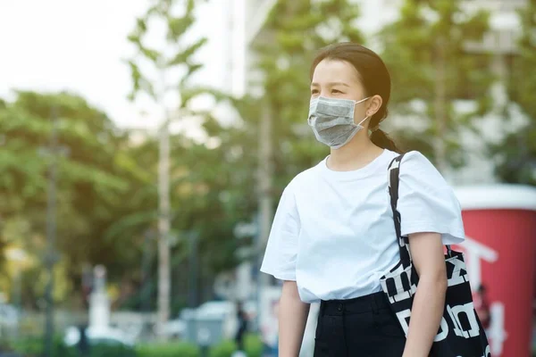 Gadis Pengelana Asia Dengan Topeng Wajah Medis Untuk Melindungi Covid — Stok Foto