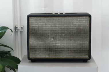 Beyaz duvardaki vintage hoparlör. 