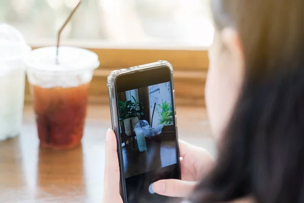 Une Fille Prend Une Photo Par Caméra Smartphone Dans Café — Photo