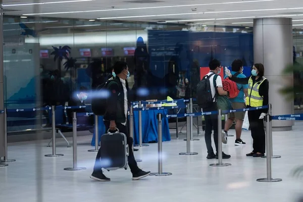 2019年3月18日タイ バンコクのドンムアン空港で旅行者の体温を確認するスタッフ — ストック写真