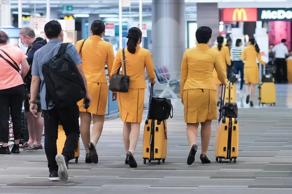 2019年3月18日タイ バンコク空港を歩く客室乗務員 — ストック写真