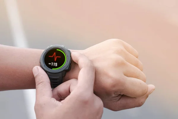 Een Man Die Slim Horloge Gebruikt Hardlopen Volgen — Stockfoto