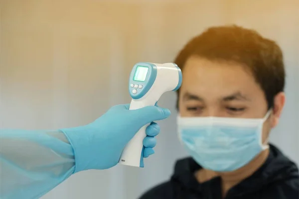 Medicinsk Personal Använder Infraröd Panna Termometer För Kontroll Kroppstemperatur Covid — Stockfoto
