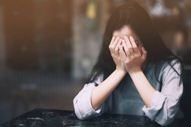 Asyalı kadınlar işsiz kalmaktan endişeleniyorlar