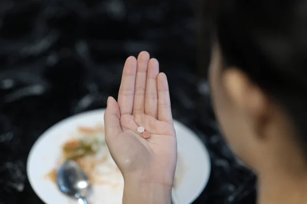 Een Meisje Neemt Pillen Het Eten — Stockfoto