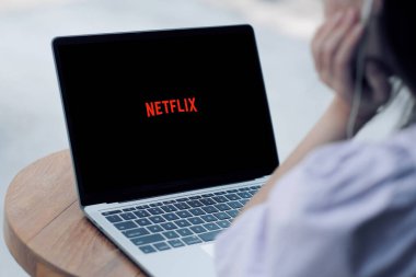 Evinde NETFLIX izleyen bir kız, Covid-19 karantina saati, Bangkok, Tayland, 18 Mayıs 2020