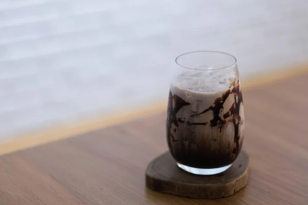 Ein Glas Vollmilchschokolade Café — Stockfoto