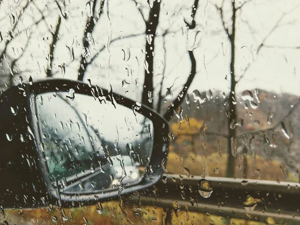 Yağmurlu bir günde arabanın arka aynası. Arabadan bak. Slovakya