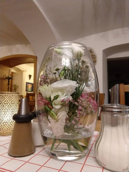 Színes Virágok Vízben Asztalon — Stock Fotó