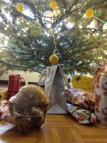 Evde Süslemeli Noel Ağacı — Stok fotoğraf