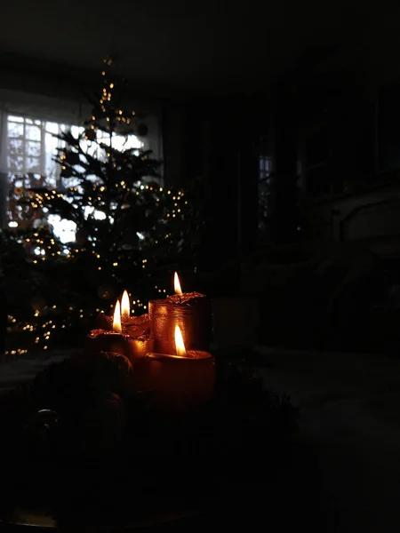 어두운 방에서 촛불을 밝히다 — 스톡 사진