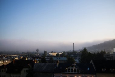 Şehirdeki binaların üzerinde gün doğumu ya da gün batımı. Slovakya