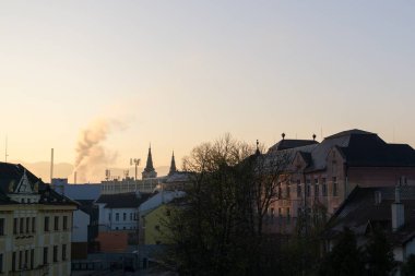 Zilina şehrindeki binaların üzerinde gün doğumu ve günbatımı. Slovakya 